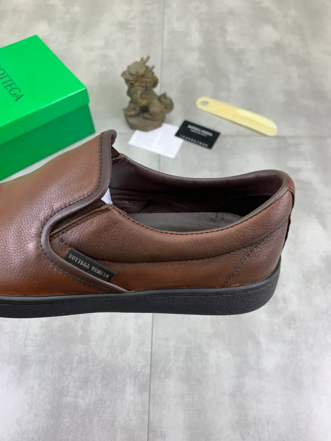 Men's shoes 💰P520 [New model] Water-dyed cow leather 💰High-quality business casual shoes 💎💎💎 BOTTEGA VENETA official website synchronizes the latest top version of BV in the market, accepts material comparison, shoe type comparison, process comparison, practical and textured, versatile and suitable for any occasion, the more you look at it, the more flavorful it becomes. Pure hand-woven craftsmanship - Upper material, hand-woven calfskin imported from Italy 🇮🇹 - High-quality water-dyed cowhide lining - Original private model customized outsole -Size: 39-45 Color: black or brown optional